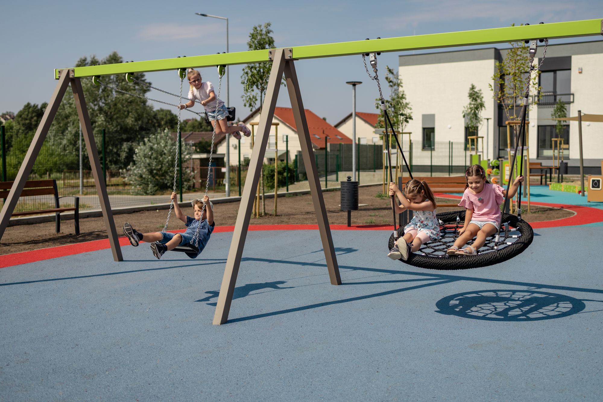 Óvodai játszótér csúszdával, homokozóval és hintával